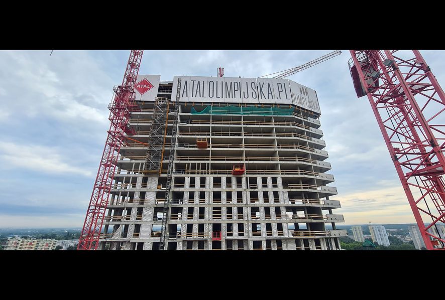 2023.07.21 - Widok na elewację zachodnią budynku B z 17 piętra budynku A